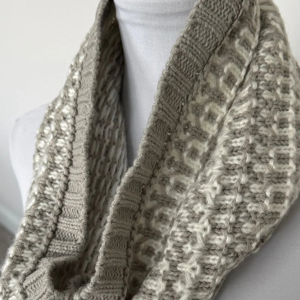 Cozy Gray Cowl Neck Scarf‎